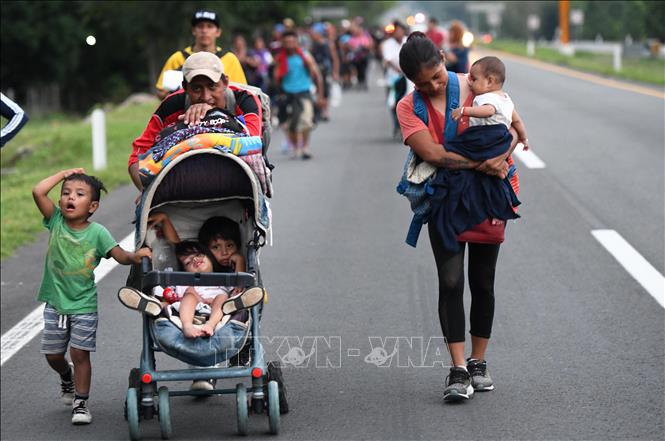 Người di cư tại khu vực Mapastepec, bang Chiapas, Mexico, trong hành trình tới Mỹ. Ảnh: AFP/TTXVN