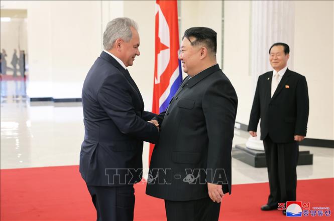 Nhà lãnh đạo Triều Tiên Kim Jong-un (thứ 2, phải) trong buổi tiếp Thư ký Hội đồng An ninh Liên bang Nga (SCRF) Sergei Shoigu (trái) tại Bình Nhưỡng, ngày 21-3-2025. Ảnh: YONHAP/TTXVN