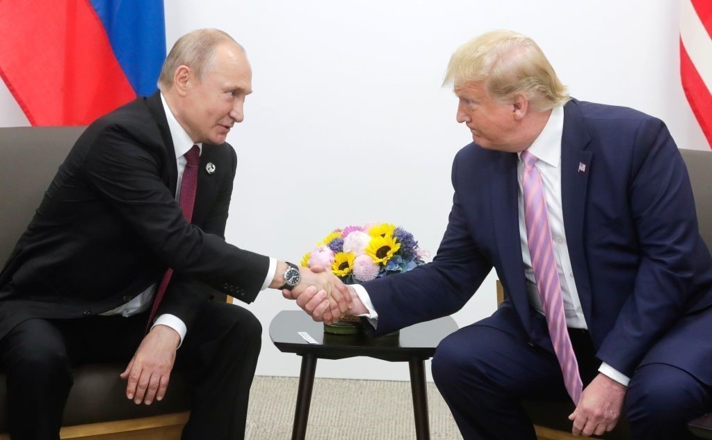  Tổng thống Nga Vladimir Putin (trái) và ông Donald Trump, khi đương chức Tổng thống Mỹ, tại cuộc gặp bên lề hội nghị thượng đỉnh G20 ở Osaka, Nhật Bản, ngày 28-6-2019. Ảnh tư liệu: Getty Images/TTXVN