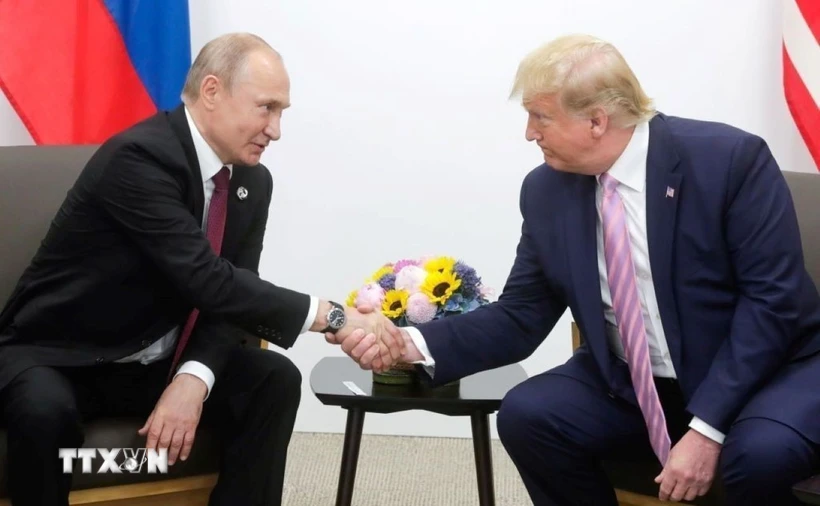 Hình ảnh Tổng thống Mỹ Donald Trump (phải) và Tổng thống Nga Vladimir Putin tại cuộc gặp bên lề Hội nghị thượng đỉnh G20 ở Osaka, Nhật Bản. (Ảnh: Getty Images/TTXVN)