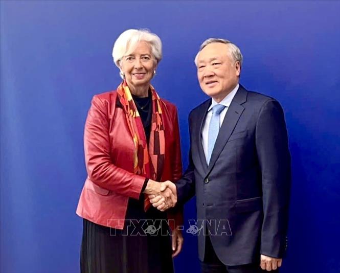 Phó Thủ tướng Nguyễn Hòa Bình trong cuộc gặp Chủ tịch Ngân hàng Trung ương châu Âu (ECB) Christine Lagarde tại Frankfurt (Đức). Ảnh: TTXVN phát