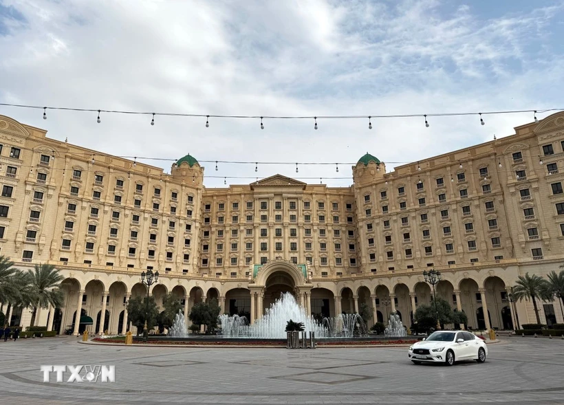 Khách sạn The Ritz-Carlton ở thủ đô Riyadh của Saudi Arabia, nơi diễn ra cuộc đàm phán giữa phái đoàn Nga và Mỹ về xung đột Ukraine. (Ảnh: THX/TTXVN)