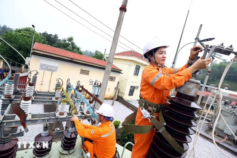 Mức giá bán lẻ điện bình quân tối đa là 2.444,09 đồng/kWh (Ảnh: Huy Hùng/TTXVN)