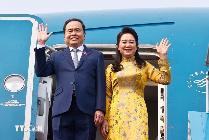 Chủ tịch Quốc hội Trần Thanh Mẫn và Phu nhân lên đường dự Đại hội đồng IPU-150 Lễ tiễn Chủ tịch Quốc hội Trần Thanh Mẫn và Phu nhân tại Sân bay Quốc tế Nội Bài, Hà Nội. (Ảnh: Doãn Tấn/TTXVN)