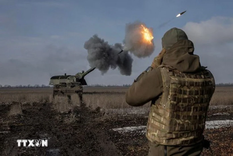 Binh sỹ Ukraine bắn lựu pháo bọc thép 2000. (Ảnh: Reuters/TTXVN)