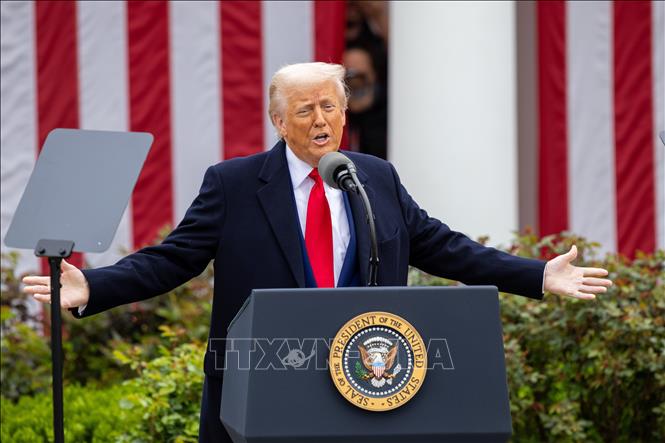 Tổng thống Mỹ Donald Trump công bố áp mức thuế đối ứng mới tại Nhà Trắng, ngày 2-4-2025. Ảnh: THX/TTXVN