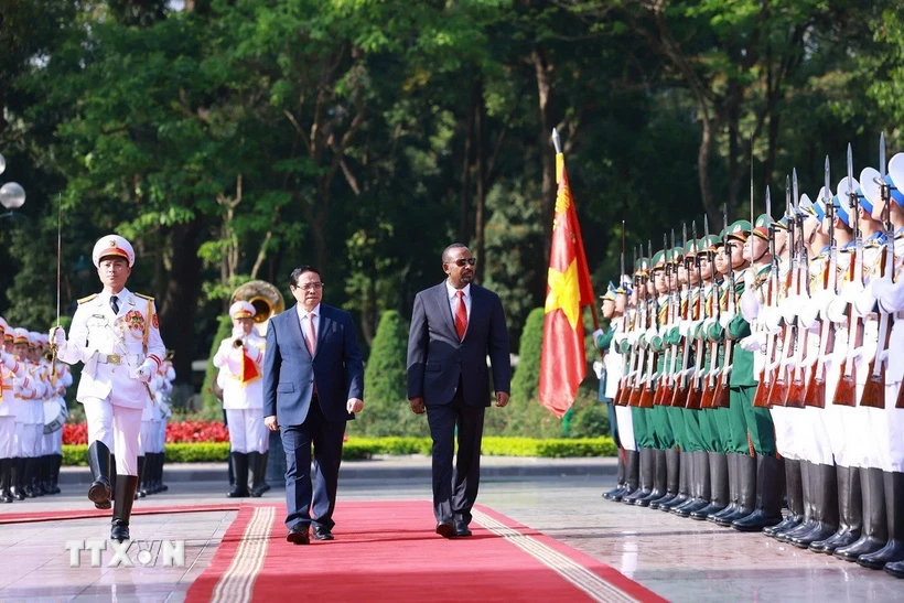 Thúc đẩy quan hệ hợp tác nhiều mặt Việt Nam-Ethiopia Thủ tướng Phạm Minh Chính và Thủ tướng Ethiopia Abiy Ahmed Ali duyệt Đội danh dự Quân đội Nhân dân Việt Nam. (Ảnh: Dương Giang/TTXVN)
