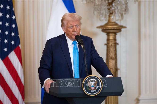 Mỹ lạc quan tiến trình đàm phán thỏa thuận hạt nhân với Iran Tổng thống Mỹ Donald Trump phát biểu trong cuộc họp báo tại Nhà Trắng. Ảnh: THX/TTXVN