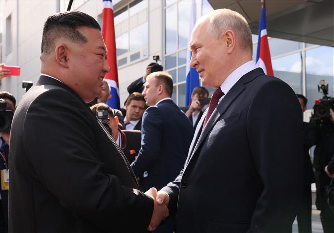 Triều Tiên có động thái mới sau khi xác nhận gửi quân đến Nga giải phóng Kursk Tổng thống Nga Vladimir Putin (phải) và Lãnh đạo Triều Tiên Kim Jong-un (trái) trong cuộc gặp ở vùng Viễn Đông, Nga. Ảnh: AFP/TTXVN.