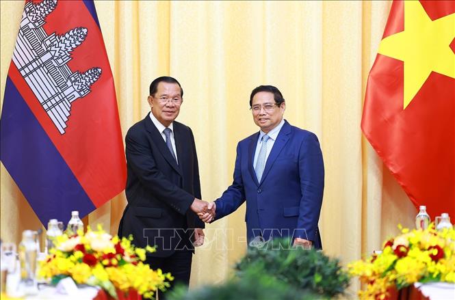 Thủ tướng Phạm Minh Chính hội kiến Chủ tịch Đảng Nhân dân Campuchia Hun Sen. Ảnh: Dương Giang/TTXVN