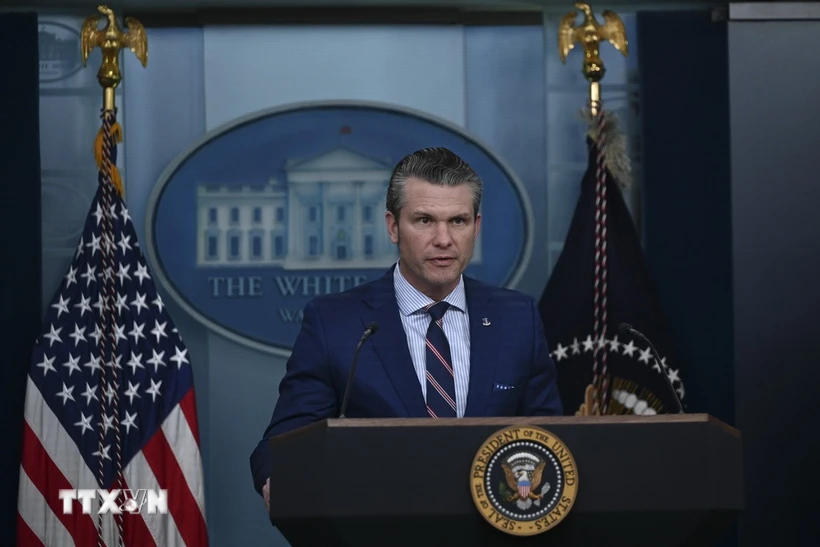 Mỹ cảnh báo Iran về hậu quả hỗ trợ lực lượng Houthi Bộ trưởng Quốc phòng Mỹ Pete Hegseth phát biểu trong cuộc họp báo tại Washington D.C. (Ảnh: Anadolu Agency/TTXVN)