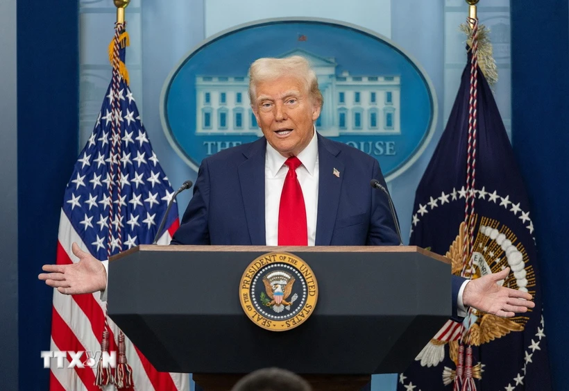 Tổng thống Trump nêu tên các nước có thể đạt thỏa thuận thương mại với Mỹ Tổng thống Mỹ Donald Trump phát biểu trong một cuộc họp báo tại Nhà Trắng. (Ảnh: THX/TTXVN)