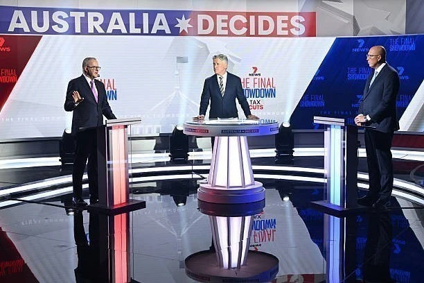 Thủ tướng Australia Anthony Albanese (trái) và lãnh đạo liên đảng đối lập Peter Dutton tại cuộc tranh luận trực tiếp lần thứ 4 ở Sydney tối 27-4-2025. (Ảnh: Getty Images/TTXVN)