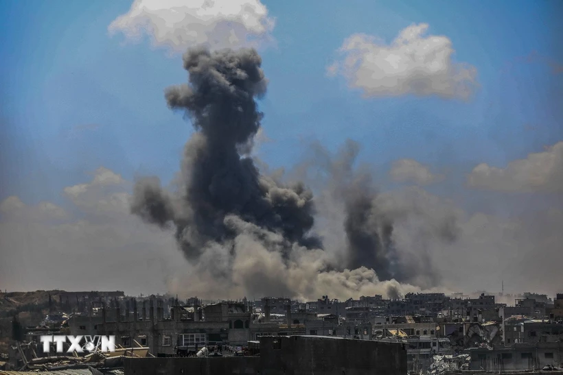 Xung đột Hamas-Israel: Tàu chở viện trợ cho Gaza bị tấn công ngoài khơi Malta Khói bốc lên sau cuộc không kích của Israel xuống thành phố Gaza, ngày 25-4-2025. (Ảnh: THX/TTXVN)