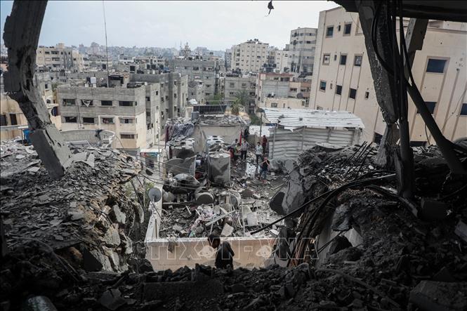 Các tòa nhà bị phá hủy sau cuộc không kích của Israel tại Gaza. Ảnh: THX/TTXVN