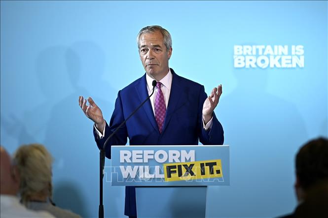 Lãnh đạo đảng Reform UK của Anh, ông Nigel Farage phát biểu trong cuộc vận động bầu cử địa phương ở Dover ngày 24-4-2025. Ảnh: Anadolu Agency/TTXVN