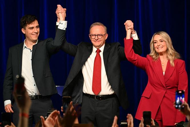 Đương kim Thủ tướng Australia Anthony Albanese (giữa) mừng chiến thắng của Công đảng trong cuộc bầu cử liên bang, tại Sydney, ngày 3-5-2025. Ảnh: news24.com/TTXVN