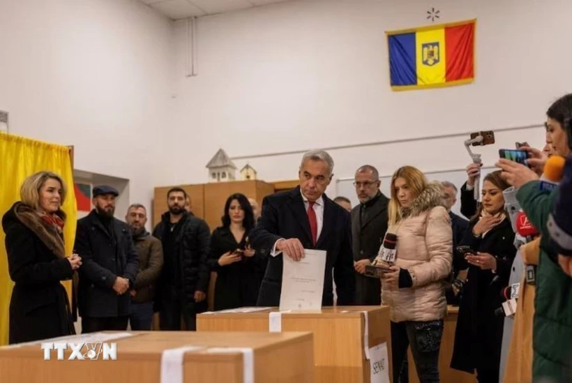 Bầu cử tổng thống Romania: Tăng cường công tác đảm bảo minh bạch và công bằng Ứng viên tranh cử Tổng thống Calin Georgescu bỏ phiếu bầu Quốc hội tại điểm bầu cử ở Mogosoaia, Romania, ngày 1-12-2024. (Ảnh: REUTERS/TTXVN)