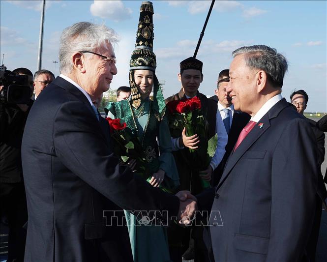 Tổng thống Kazakhstan Kassym-Jomart Tokayev đón Tổng Bí thư Tô Lâm tại Sân bay Quốc tế Nursultan Nazarbayev, thủ đô Astana. Ảnh: Thống Nhất/TTXVN