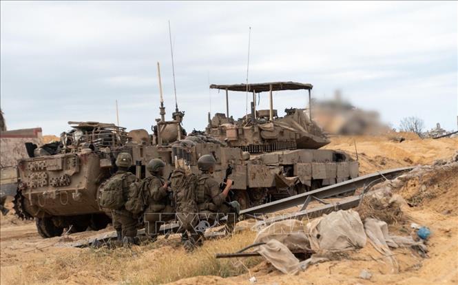 Binh sĩ và xe quân sự Israel được triển khai tại Dải Gaza ngày 18-4-2025. Ảnh: THX/TTXVN