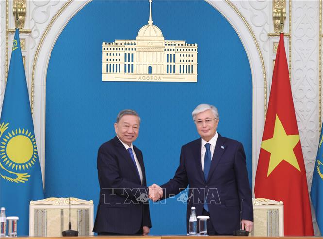 Tuyên bố chung về việc thiết lập quan hệ Đối tác chiến lược Việt Nam - Kazakhstan Tổng Bí thư Tô Lâm và Tổng thống Kassym-Jomart Tokayev thông qua Tuyên bố chung về thiết lập quan hệ Đối tác chiến lược Việt Nam - Kazakhstan, trưa 6-5-2025, giờ địa phương (chiều cùng ngày, giờ Hà Nội). Ảnh: Thống Nhất/TTXVN