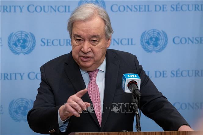 HĐBA LHQ kêu gọi Ấn Độ, Pakistan đối thoại, giảm căng thẳng Tổng Thư ký LHQ Antonio Guterres phát biểu họp báo tại trụ sở LHQ ở New York, Mỹ. Ảnh: THX/TTXVN