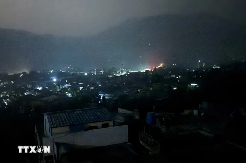 Pakistan tuyên bố bắn hạ nhiều máy bay chiến đấu của Ấn Độ Quang cảnh thành phố Muzaffarabad ở khu vực Kashmir do Pakistan quản lý, một trong những địa điểm bị tấn công từ Ấn Độ, ngày 7-5-2025. (Ảnh: REUTERS/TTXVN)