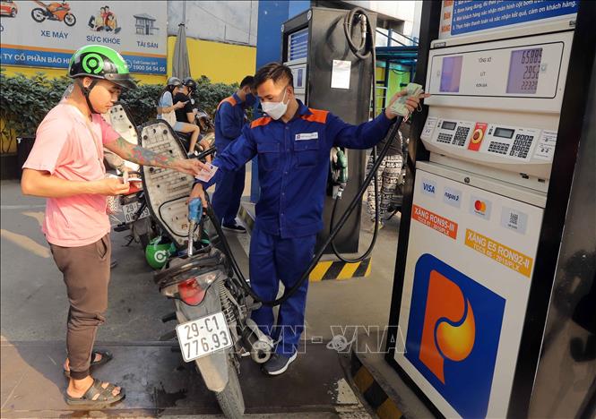 Mua bán xăng, dầu tại điểm kinh doanh xăng, dầu Petrolimex. Ảnh: Trần Việt/TTXVN