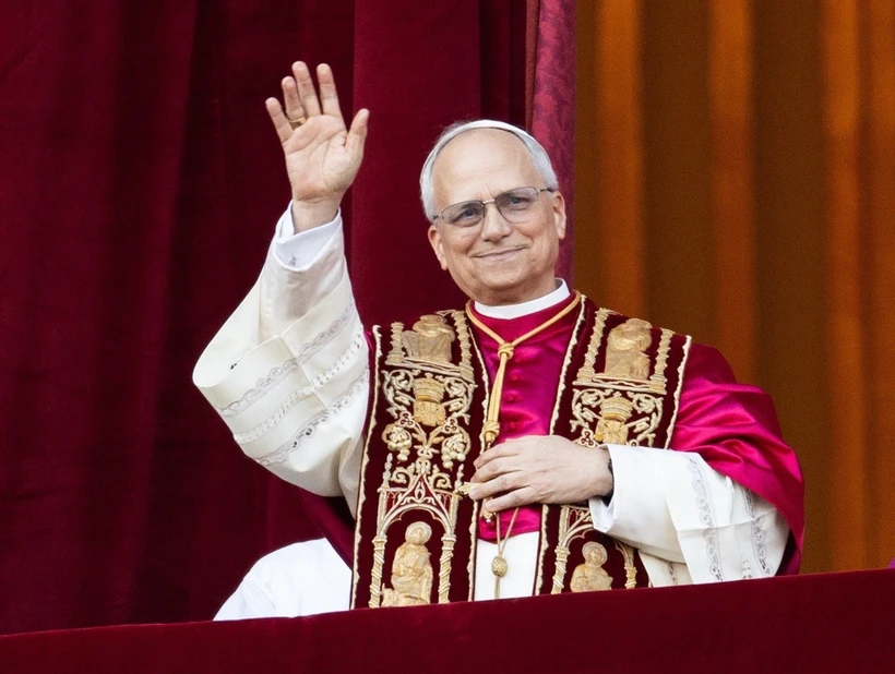 Tân Giáo hoàng Leo XIV ra mắt các tín đồ tại ban công chính của Vương cung thánh đường Thánh Peter, ngày 8-5-2025. (Ảnh: THX/TTXVN)