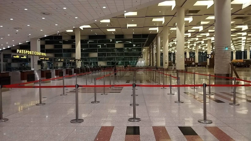 Pakistan mở lại hoàn toàn không phận sau tuyên bố ngừng bắn với Ấn Độ Sân bay quốc tế Islamabad (Pakistan) đóng cửa ngày 7-5-2025. (Ảnh: THX/TTXVN)