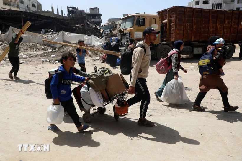 Liên hợp quốc cảnh báo nguy cơ làn sóng di dời lớn tại Palestine Người dân di dời khỏi Shuja'iyya, khu lân cận thành phố Gaza. (Ảnh: THX/TTXVN)