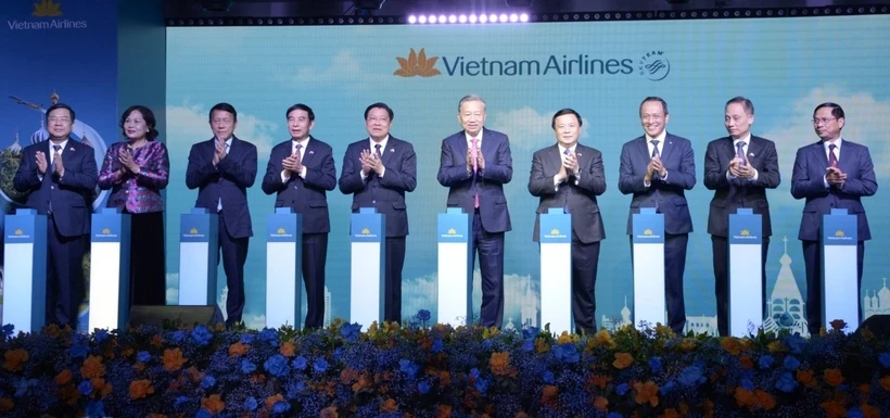 Tổng Bí thư Tô Lâm dự Lễ công bố đường bay thẳng Hà Nội-Moskva tại Liên bang Nga Tổng Bí thư Tô Lâm cùng nhiều lãnh đạo bộ, ngành ấn nút khai trương đường bay thẳng. (Nguồn: VOV)