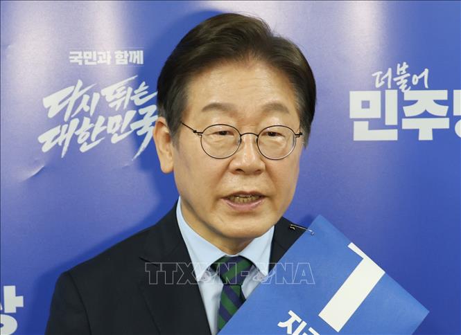 Ứng cử viên đảng Dân chủ đăng ký tranh cử tổng thống Hàn Quốc Ông Lee Jae Myung, cựu Chủ tịch đảng Dân chủ (DP) đối lập chính tại Hàn Quốc, phát biểu với báo giới ở Chungcheong ngày 19-4-2025. Ảnh: Yonhap/TTXVN