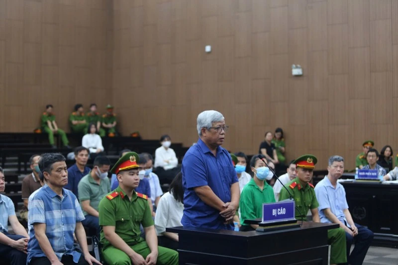 Cựu Thứ trưởng Bộ Tài nguyên và Môi trường cùng 26 bị cáo hầu tòa vụ đất hiếm Cựu Thứ trưởng Bộ Tài nguyên và Môi trường Nguyễn Linh Ngọc tại phiên tòa. (Nguồn: Báo Công an nhân dân)