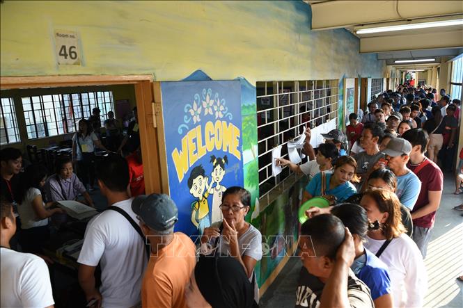 Philippines bầu cử giữa nhiệm kỳ Cử tri xếp hàng chờ bỏ phiếu tại điểm bầu cử ở Manila, Philippines ngày 13-5-2019. Ảnh tư liệu: Kyodo/TTXVN