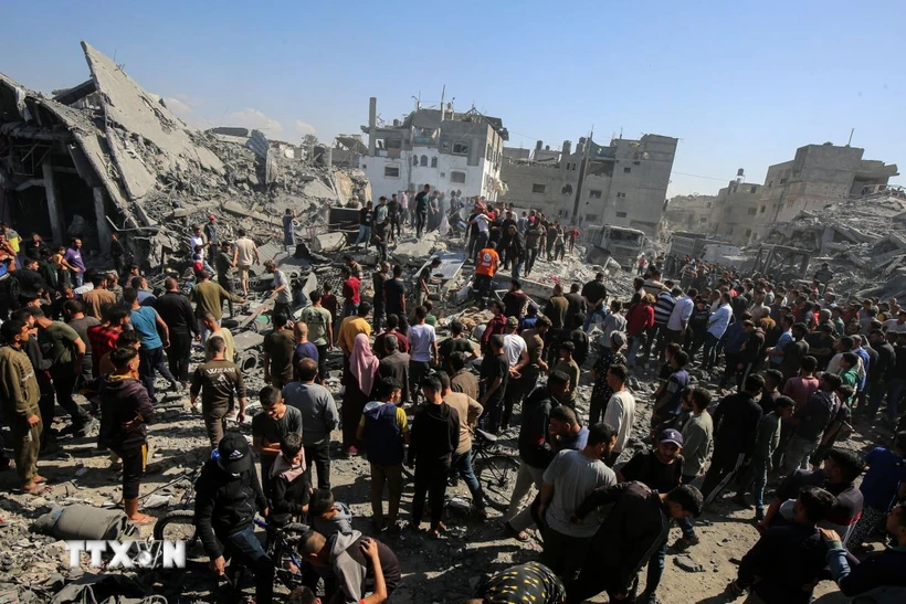 Israel khẳng định không ngừng bắn hay trao đổi tù nhân với Hamas Người Palestine tìm kiếm người sống sót sau vụ pháo kích của Israel vào trại tị nạn Jabalia ở phía Bắc Dải Gaza, ngày 2-5-2025. (Ảnh: THX/TTXVN)