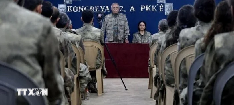 Đảng cầm quyền ở Thổ Nhĩ Kỳ hoan nghênh việc PKK tuyên bố giải giáp Thủ lĩnh Đảng Công nhân người Kurd (PKK) Abdullah Ocalan (giữa) cùng các thành viên đảng Dân chủ và Công bằng (DEM) tuyên bố ngừng bắn với Thổ Nhĩ Kỳ, ngày 27-2. (Ảnh: REUTERS/TTXVN)