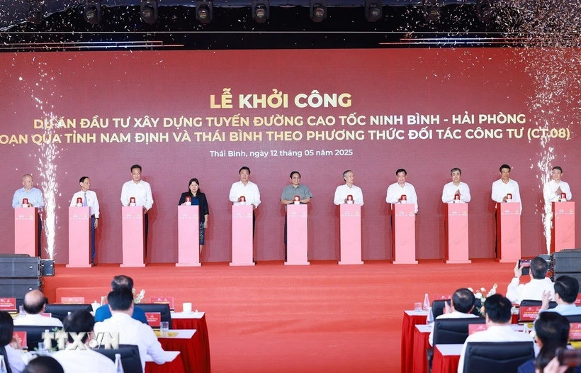 Thủ tướng: Kết nối giao thông, xây dựng khu công nghiệp để Thái Bình giàu lên Thủ tướng Phạm Minh Chính và các đại biểu khởi công dự án cao tốc Ninh Bình-Hải Phòng, đoạn qua hai tỉnh Nam Định và Thái Bình. (Ảnh: Dương Giang/TTXVN)