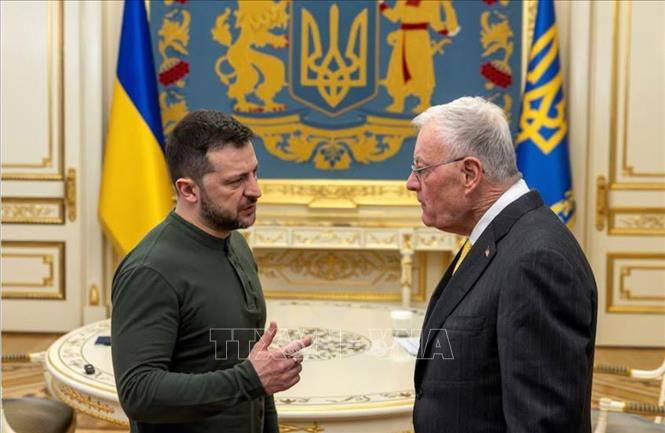 Đặc phái viên của Tổng thống Trump tiết lộ kế hoạch triển khai quân đội NATO tới Ukraine Tổng thống Ukraine Volodymyr Zelensky (trái) tiếp Đặc phái viên của Tổng thống Mỹ Donald Trump, ông Keith Kellogg, tại thủ đô Kiev, ngày 20-2-2025. Ảnh: REUTERS/TTXVN