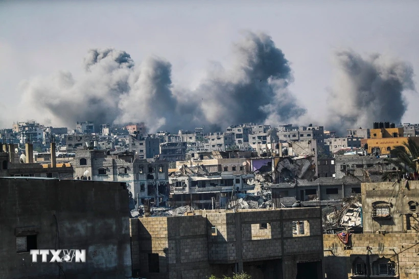 LHQ kêu gọi ngăn chặn hậu quả nhân đạo nghiêm trọng tại Dải Gaza Khói bốc lên sau vụ không kích của Israel xuống thành phố Gaza, ngày 19-4-2025. (Ảnh: THX/TTXVN)