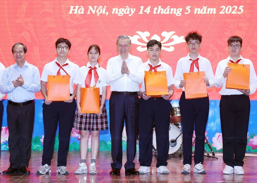 Tổng Bí thư: Thúc đẩy đổi mới sáng tạo, không để học sinh nào bị bỏ lại phía sau Tổng Bí thư Tô Lâm tặng học bổng cho học sinh xuất sắc Trường Trung học cơ sở Cầu Giấy, quận Cầu Giấy. (Ảnh: Thống Nhất/TTXVN)
