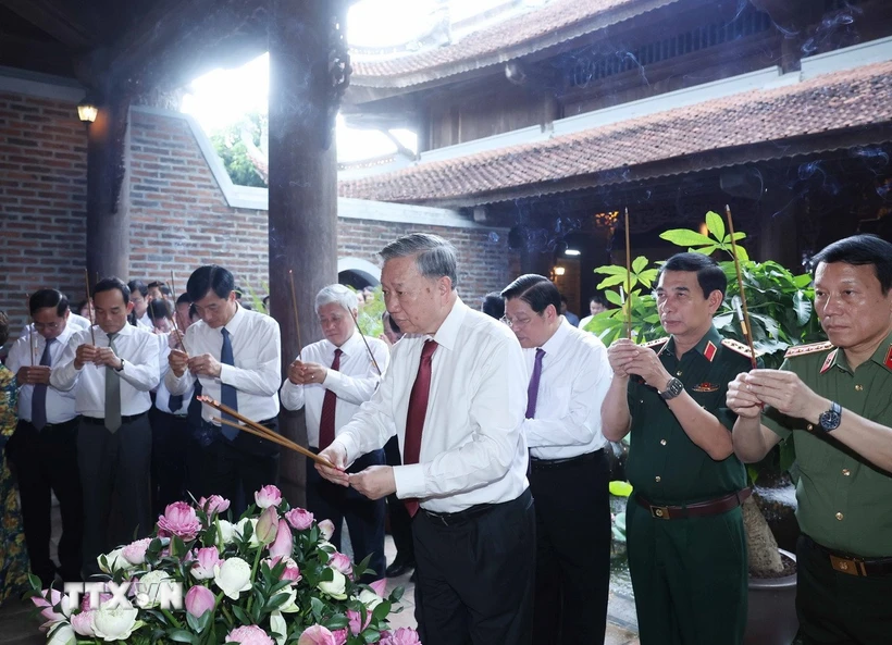 Tổng Bí thư Tô Lâm dâng hương tưởng nhớ Chủ tịch Hồ Chí Minh tại Nghệ An Tổng Bí thư Tô Lâm và đoàn công tác dâng hương tại đền Chung Sơn thờ gia tiên Bác Hồ. (Ảnh: Thống Nhất/TTXVN)