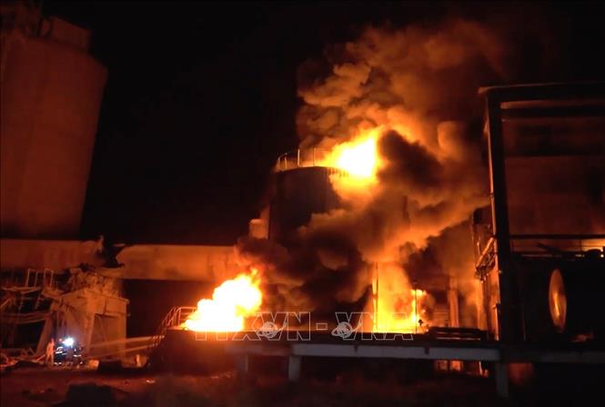 Khói lửa bốc lên sau cuộc không kích của Israel tại Hodeidah, Yemen. Ảnh: THX/TTXVN