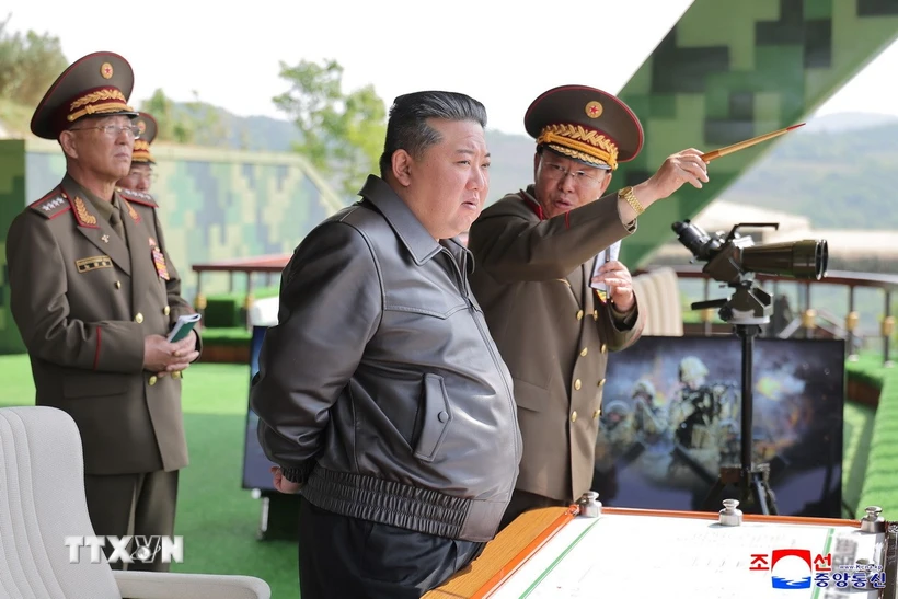 Lãnh đạo Triều Tiên chỉ đạo tăng cường chuẩn bị cho chiến tranh Nhà lãnh đạo Kim Jong Un (giữa) giám sát các cuộc tập trận tác chiến đặc biệt của Quân đội Nhân dân Triều Tiên (KPA) tại trại huấn luyện thuộc Quân đoàn Phòng vệ Thủ đô ngày 13-5-2025. Ảnh: Yonhap/TTXVN