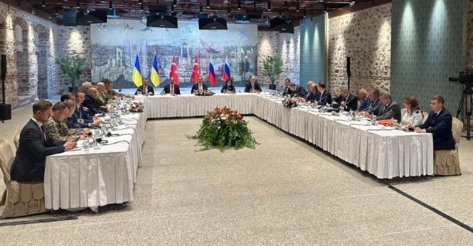 Ngoại trưởng Thổ Nhĩ Kỳ Hakan Fidan (giữa) chủ trì cuộc họp giữa phái đoàn Nga và Ukraine tại Istanbul ngày 16-5-2025. Ảnh: BBC/TTXVN