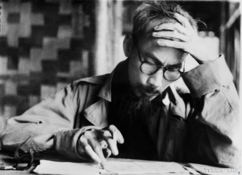 "Nhân dân luôn là trọng tâm trong tư tưởng của Chủ tịch Hồ Chí Minh" Chủ tịch Hồ Chí Minh làm việc tại Việt Bắc trong thời kỳ kháng chiến chống thực dân Pháp. (Ảnh: TTXVN)
