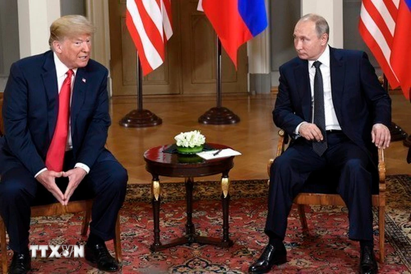Lãnh đạo Nga-Mỹ điện đàm thảo luận giải pháp chấm dứt xung đột Ukraine Tổng thống Mỹ Donald Trump (trái) và Tổng thống Nga Vladimir Putin trong cuộc gặp tại Helsinki, Phần Lan. (Ảnh: THX/TTXVN)