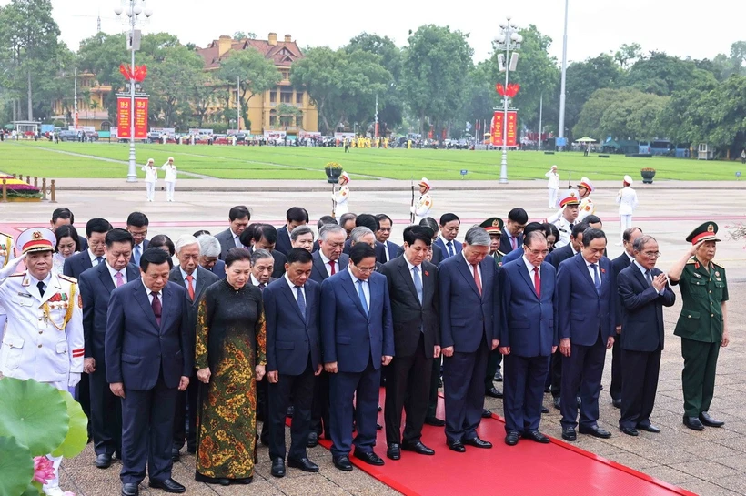 Lãnh đạo Đảng, Nhà nước vào Lăng viếng Chủ tịch Hồ Chí Minh Đoàn đại biểu lãnh đạo, nguyên lãnh đạo Đảng, Nhà nước đặt vòng hoa và vào Lăng viếng Chủ tịch Hồ Chí Minh. (Ảnh: Minh Đức/TTXVN)