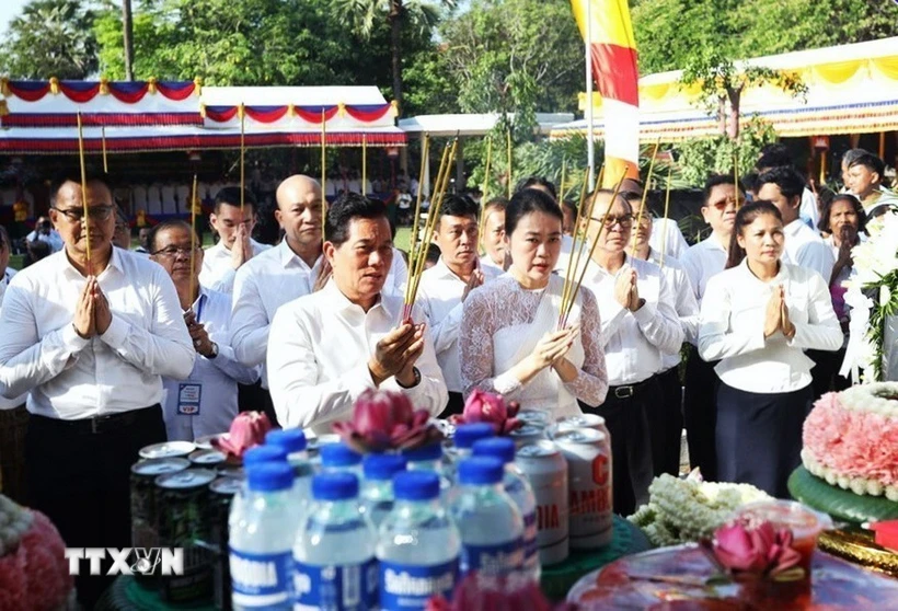 Campuchia tưởng niệm các nạn nhân dưới chế độ diệt chủng Khmer Đỏ Đô trưởng Phnom Penh Khuong Sreng (bên trái, hàng đầu) cùng các đại biểu thực hiện nghi thức dâng hương tưởng niệm các nạn nhân dưới chế độ Khmer Đỏ diệt chủng. (Ảnh: AKP/TTXVN phát)