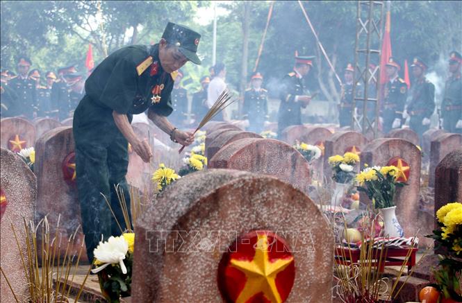 Đại biểu thắp hương tại Nghĩa trang liệt sĩ huyện Nghi Lộc. Ảnh: Văn Tý/TTXVN